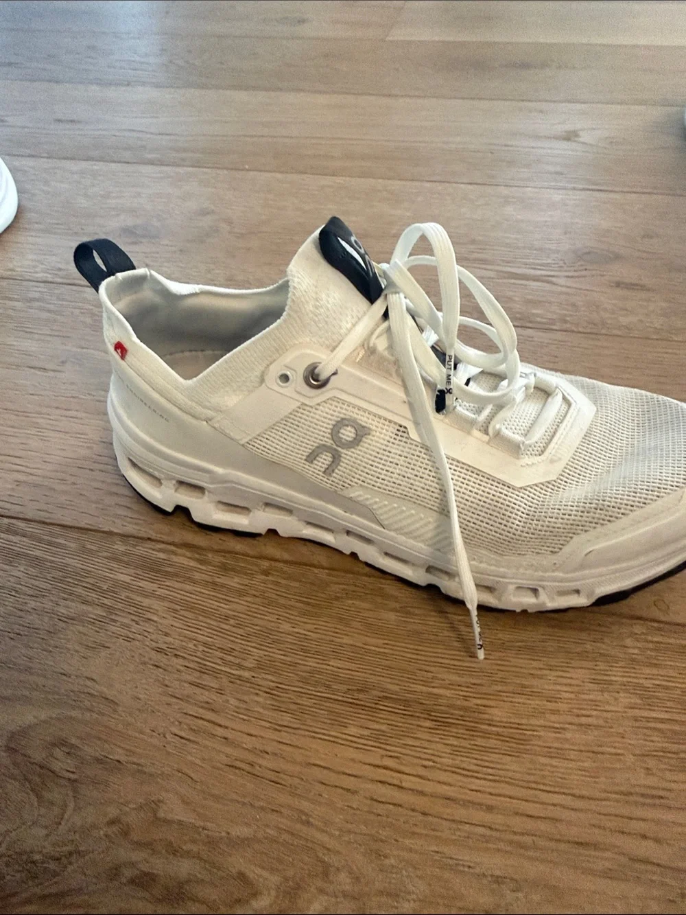 On Running Men's White Athletic Running Shoe with Black Heel Tab size 7.